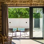 Stone House With Pool Poeta וילה