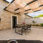 וילה Stone House With Pool Poeta Pridraga