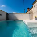 וילה Stone House With Pool Poeta *