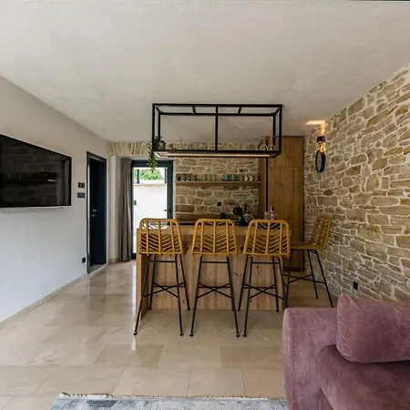 Вилла Stone House With Pool Poeta