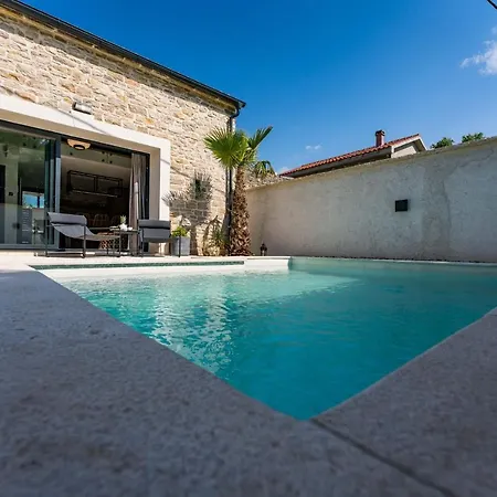 וילה Stone House With Pool Poeta Pridraga