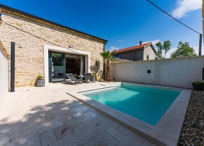 Willa Stone House With Pool Poeta *