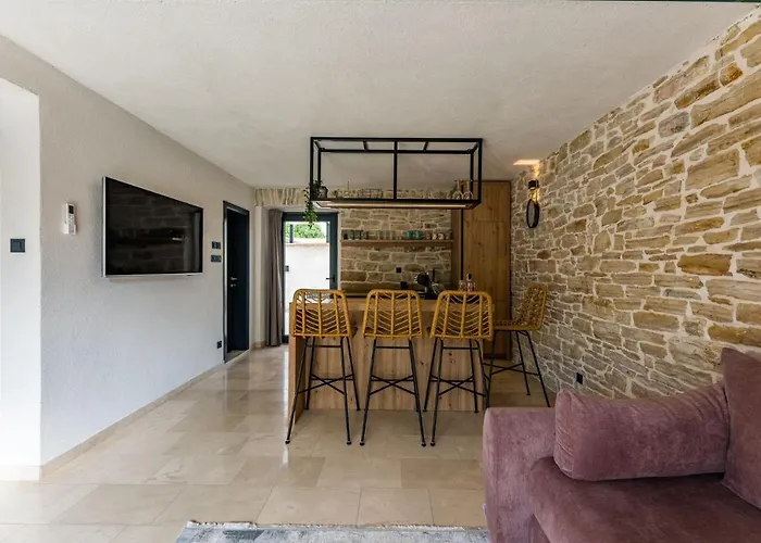 Villa Stone House With Pool Poeta