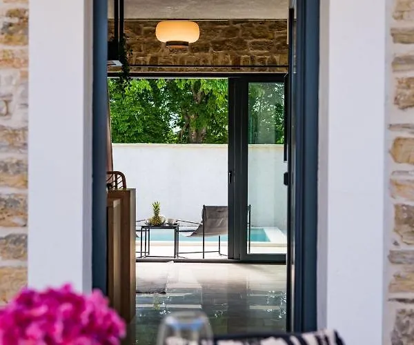 Stone House With Pool Poeta Pridraga