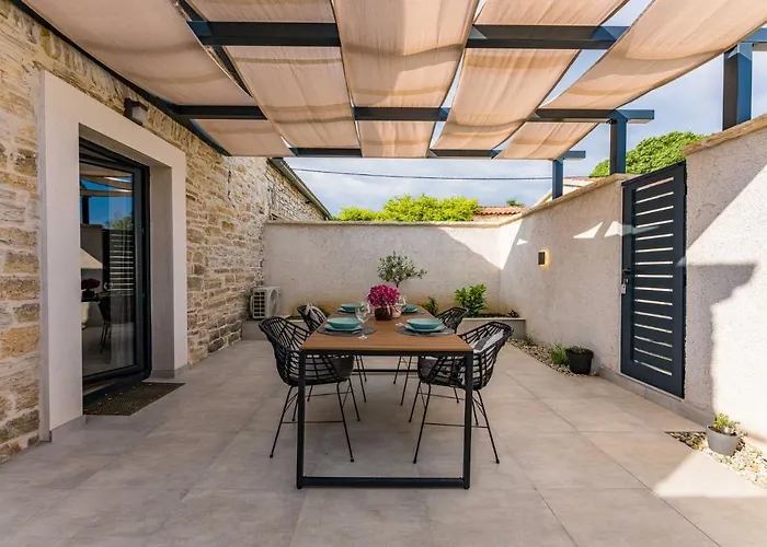 Willa Stone House With Pool Poeta Pridraga