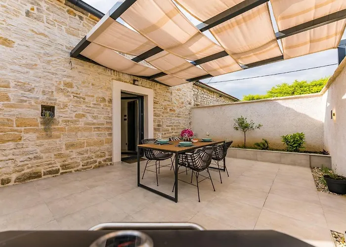 Willa Stone House With Pool Poeta Pridraga