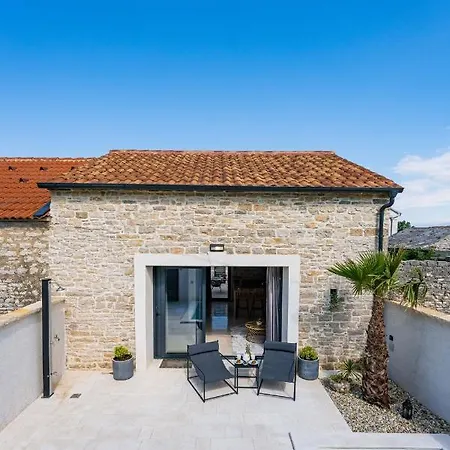 Villa Stone House With Pool Poeta *