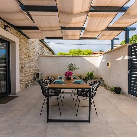 Villa Stone House With Pool Poeta Pridraga